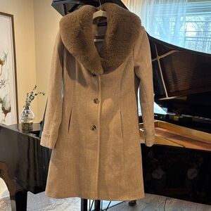 Ralph Lauren Elegant Tan Coat with Faux Fur Collar